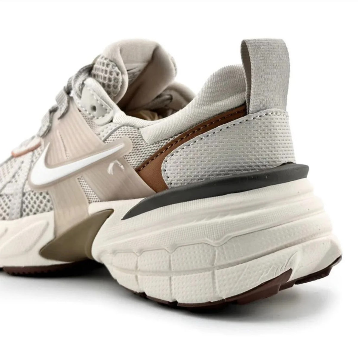Nike V2K Run — Beige/Blanco